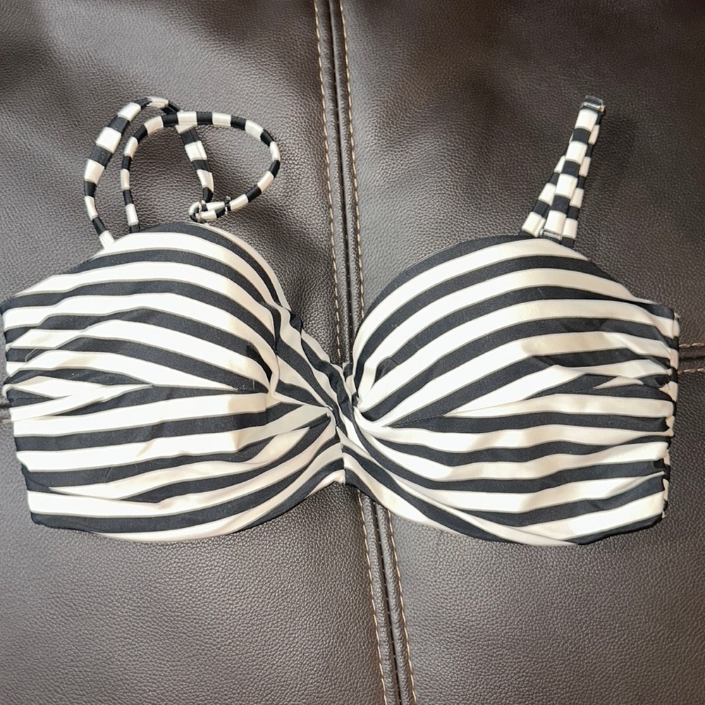 Black and white striped bikini top that can be worn with straps or strapless - Picture 1 of 3